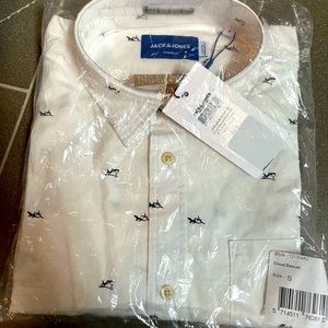 New with tags. Men’s size small, short sleeve, white button down shirt.